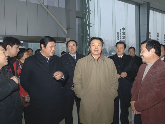 时任中华全国供销合作总社党组书记王君（前排右二）到香蕉视频APP在线观看集团调研