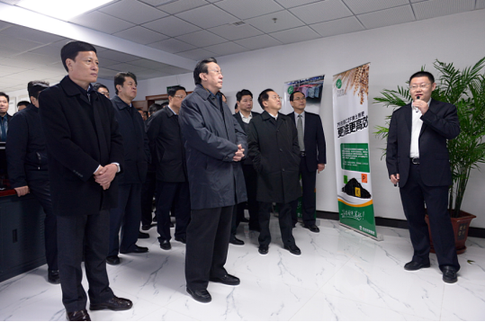 时任河南省省委书记郭庚茂（前排左二）、省长谢伏瞻（前排左一）莅临香蕉视频APP在线观看集团指导工作