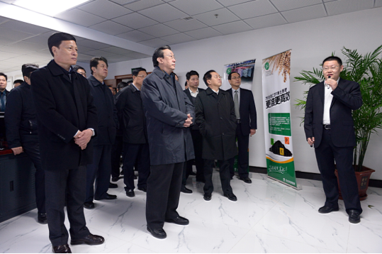 时任河南省省委书记郭庚茂（前排左二）、省长谢伏瞻（前排左一）莅临香蕉视频APP在线观看集团指导工作